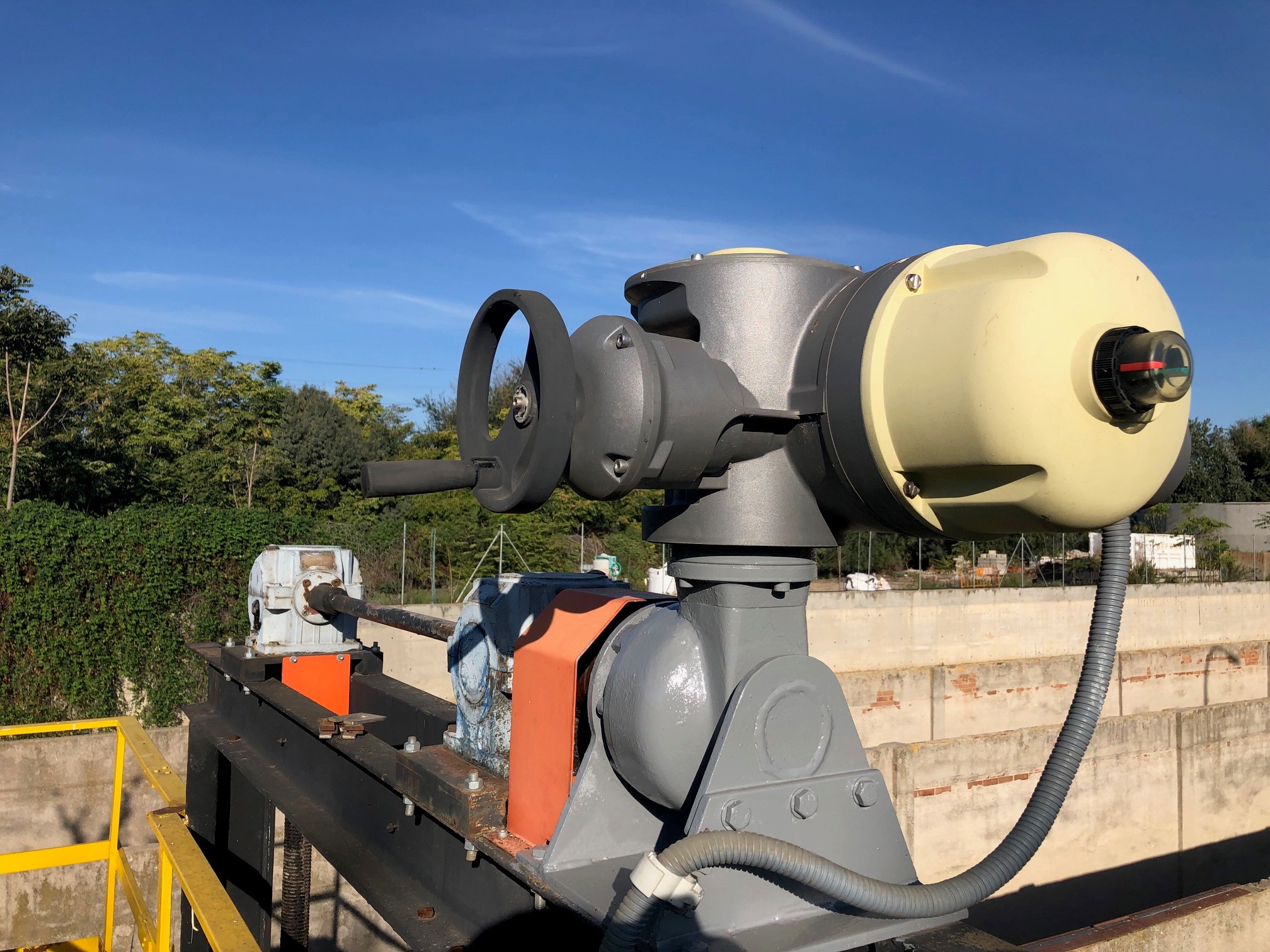 Actuador eléctrico multivuelta para automatización de compuertas y válvulas