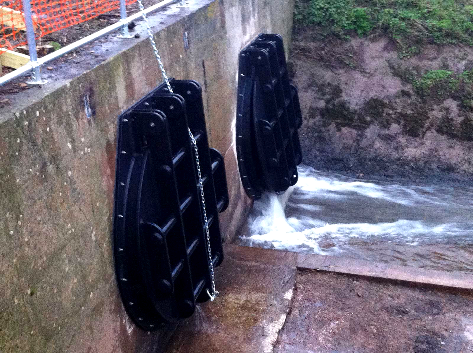 Compuerta charnela flap vista 2