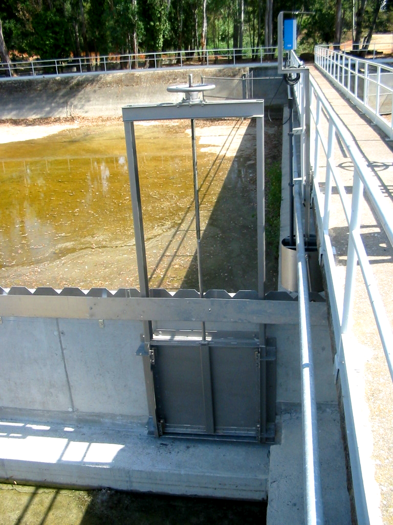 Compuerta vertedero para control de caudales